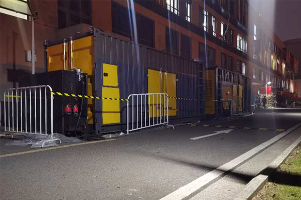 峨蔓镇柴油发电机组的输出电压是如何调节的？