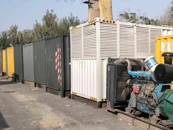 峨蔓镇200KW柴油发电机机组每小时油耗是多少？