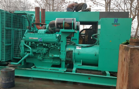 峨蔓镇发电机组如何判断水冷式机油散热器内部是否需要清洗？